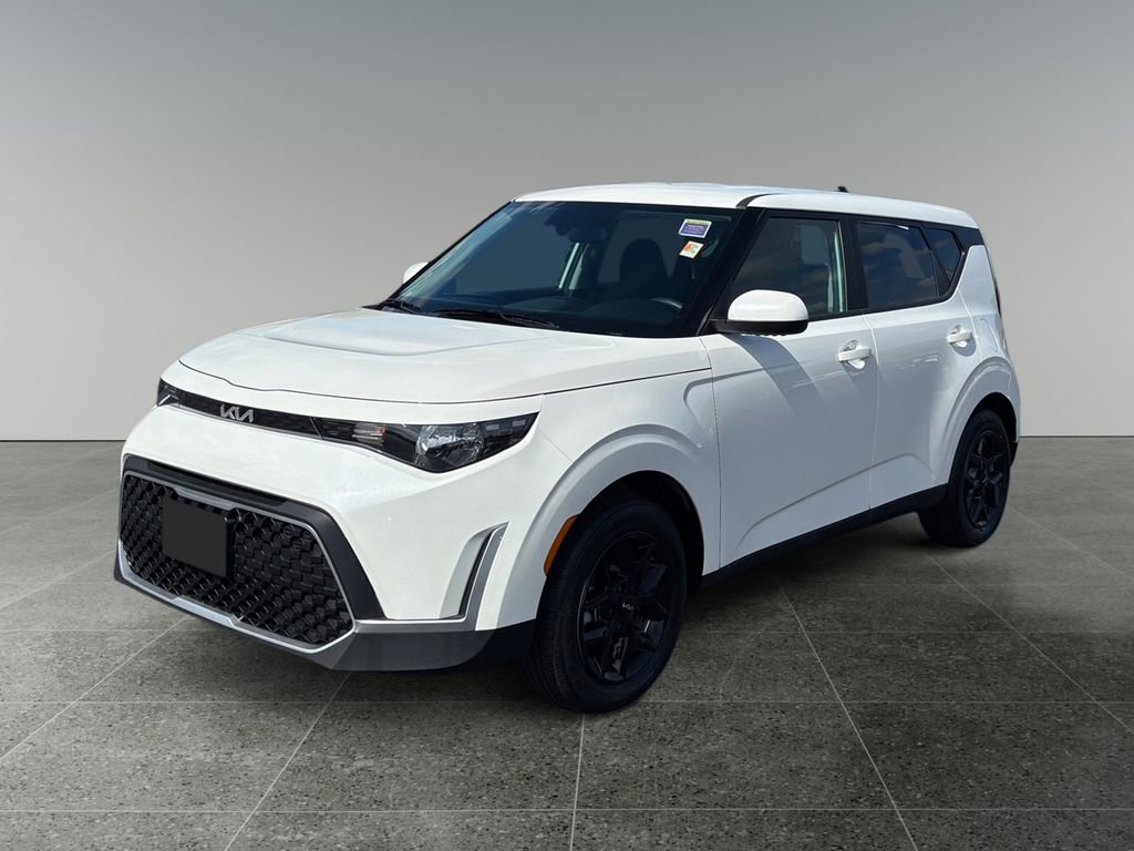 Used 2025 Kia Soul LX FWD image 3