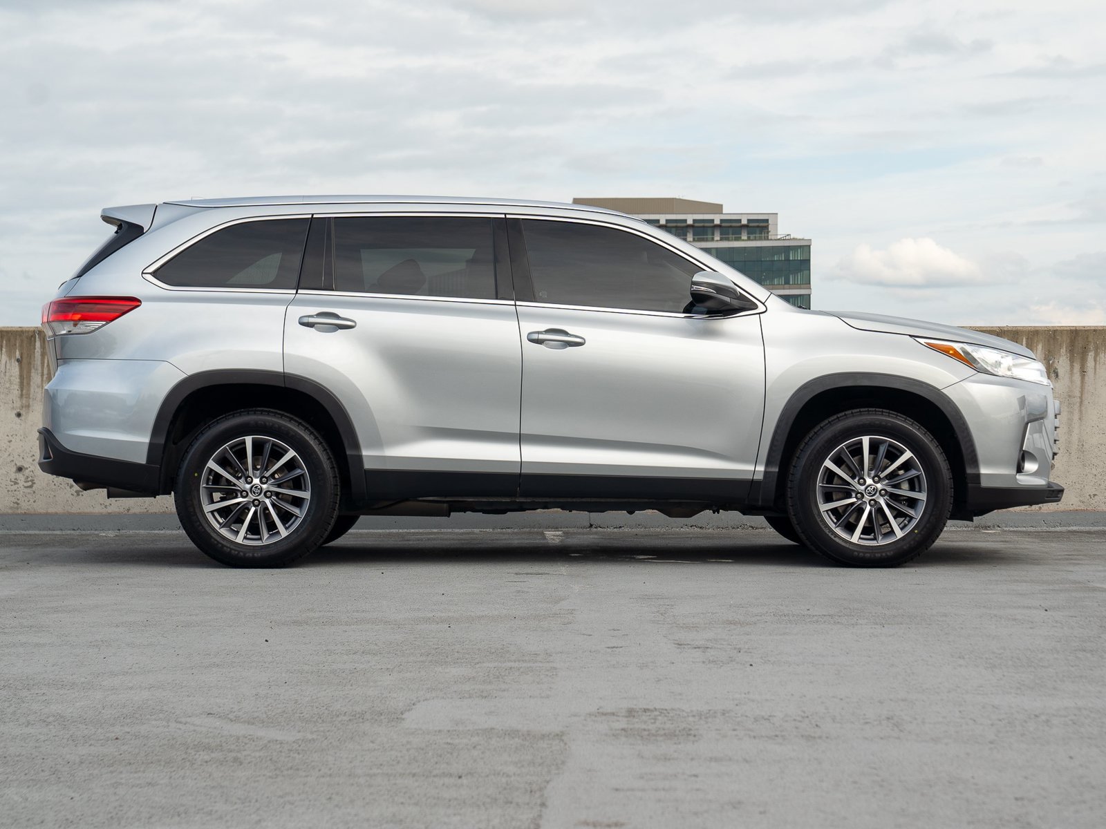 Used 2019 Toyota Highlander XLE FWD image 7