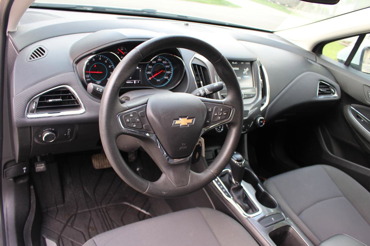Used 2018 Chevrolet Cruze LT FWD image 16