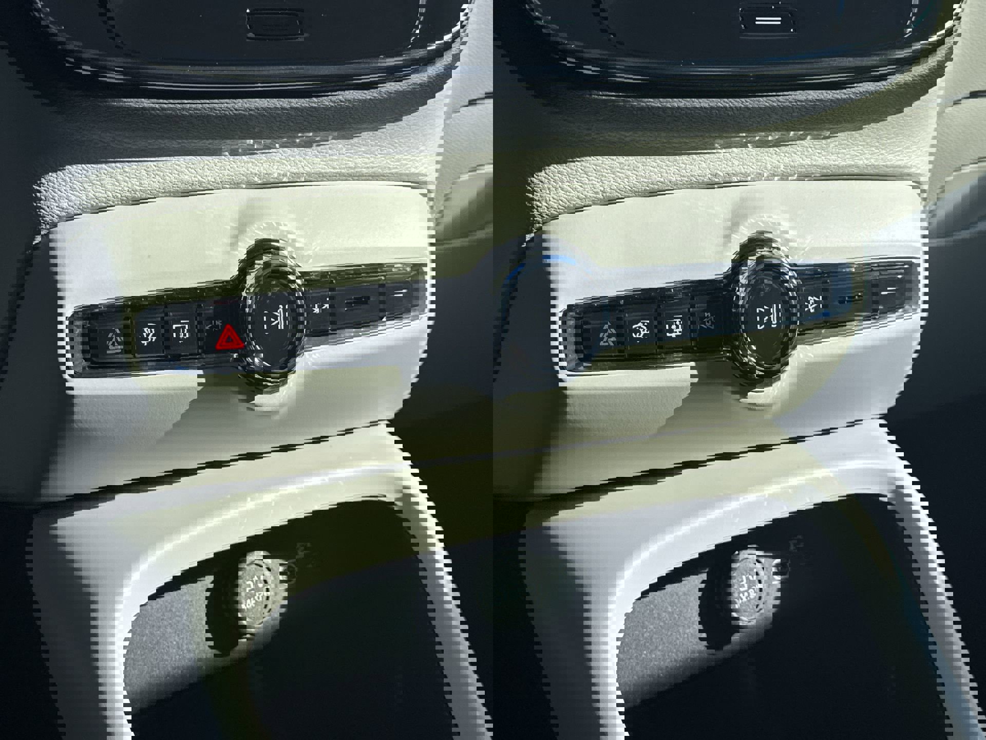 New 2026 Volvo XC40 B5 Ultra w/ Climate Package image 18