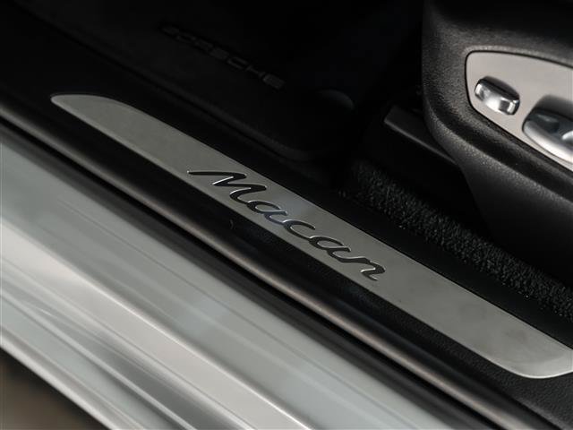 Certified 2025 Porsche Macan AWD/4WD image 24