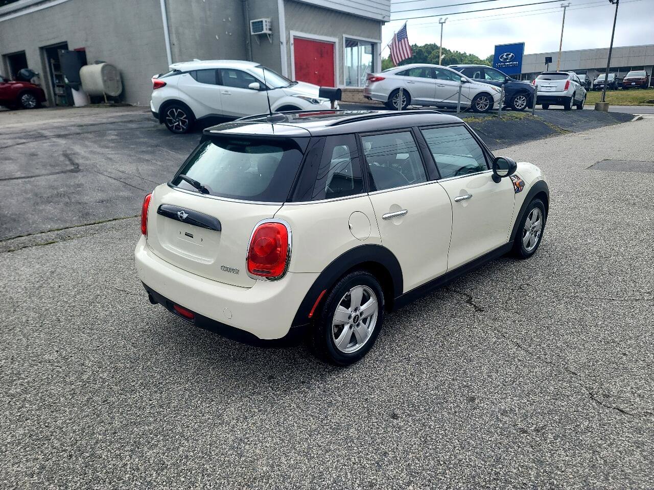 Used 2016 MINI Cooper 4-Door Hardtop image 7
