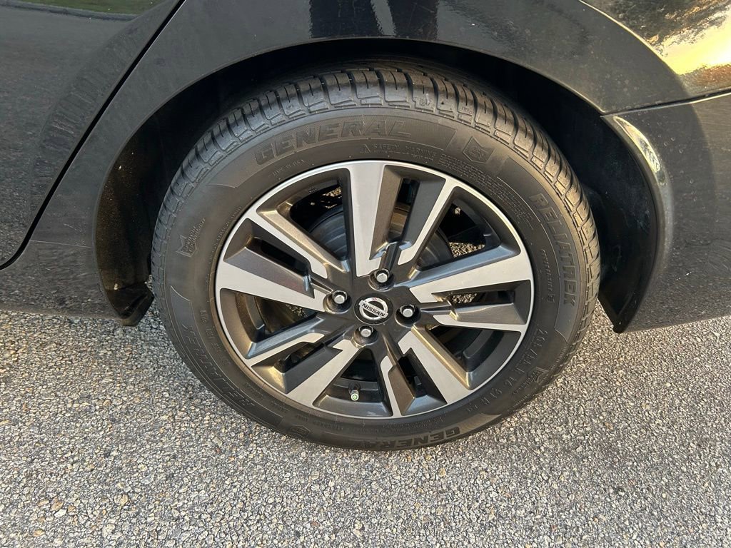 Used 2022 Nissan Versa SV FWD image 9