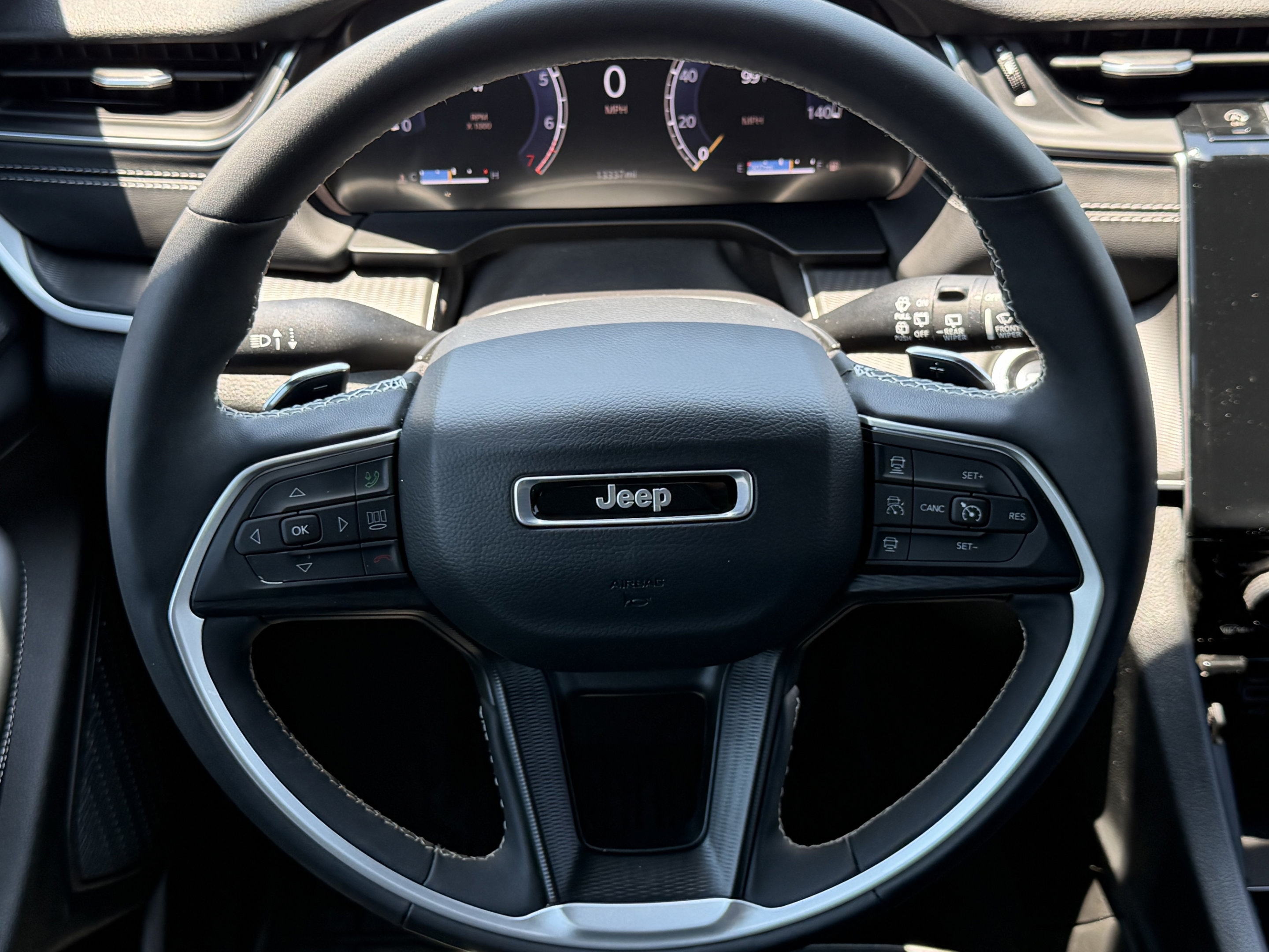 Used 2025 Jeep Grand Cherokee Altitude RWD image 13