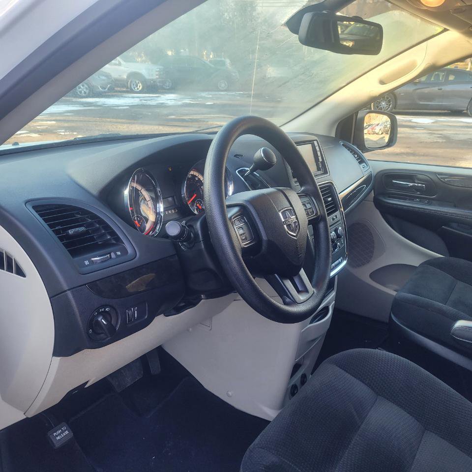 Used 2018 Dodge Grand Caravan SE w/ UConnect Hands-Free Group image 13