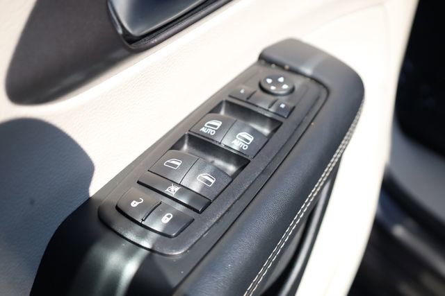 Used 2023 Chrysler Pacifica Touring-L image 18