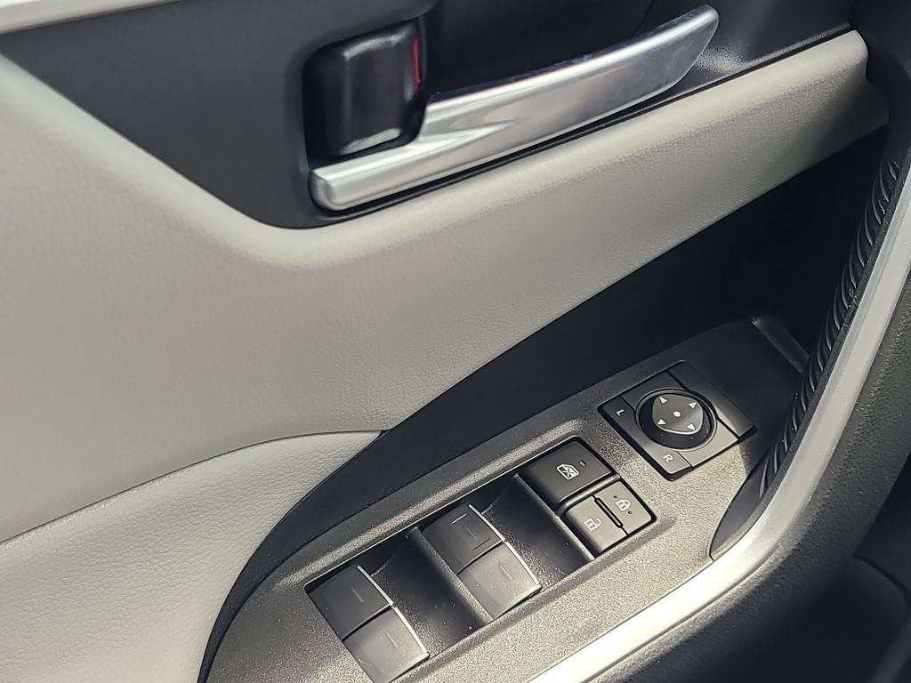 Used 2025 Toyota RAV4 XLE w/ Convenience Package FWD image 18