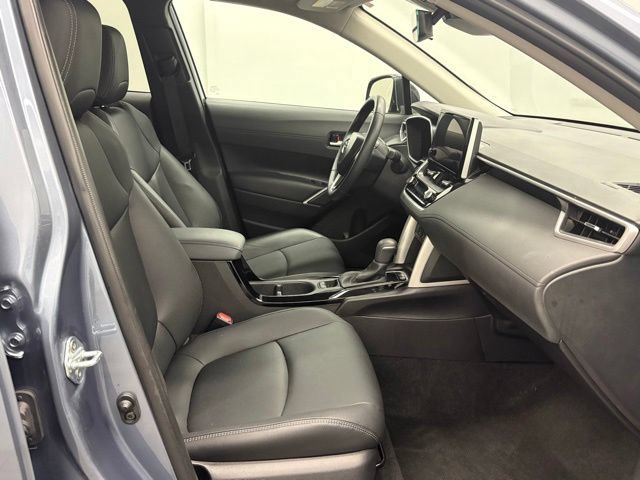 Used 2025 Toyota Corolla Cross XLE FWD image 32