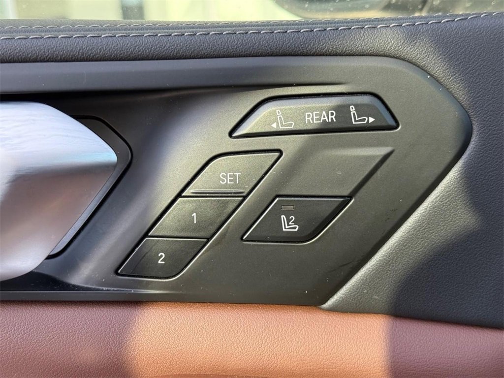 Used 2023 BMW X7 xDrive40i w/ Premium Package image 16