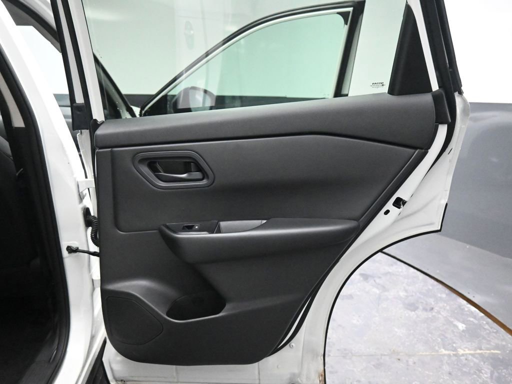 Used 2024 Nissan Rogue S image 21