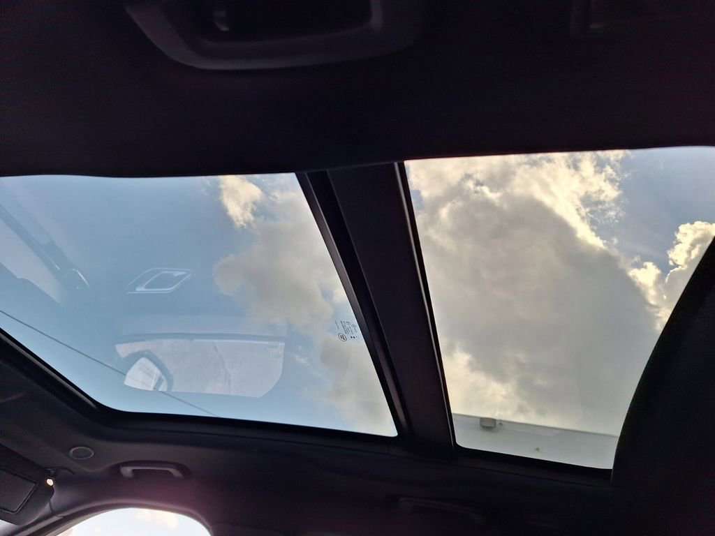 Used 2025 Land Rover Range Rover Velar Dynamic SE image 10