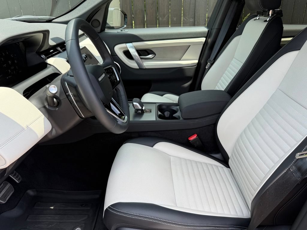 Certified 2025 Land Rover Discovery Sport Dynamic SE AWD/4WD image 11