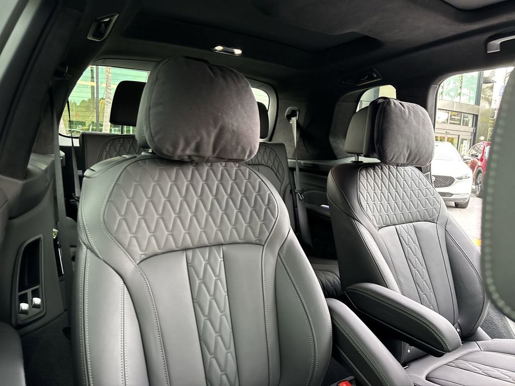 Used 2023 BMW X7 xDrive40i w/ M Sport Package AWD/4WD image 44