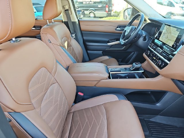 Used 2024 Nissan Pathfinder Platinum FWD image 12