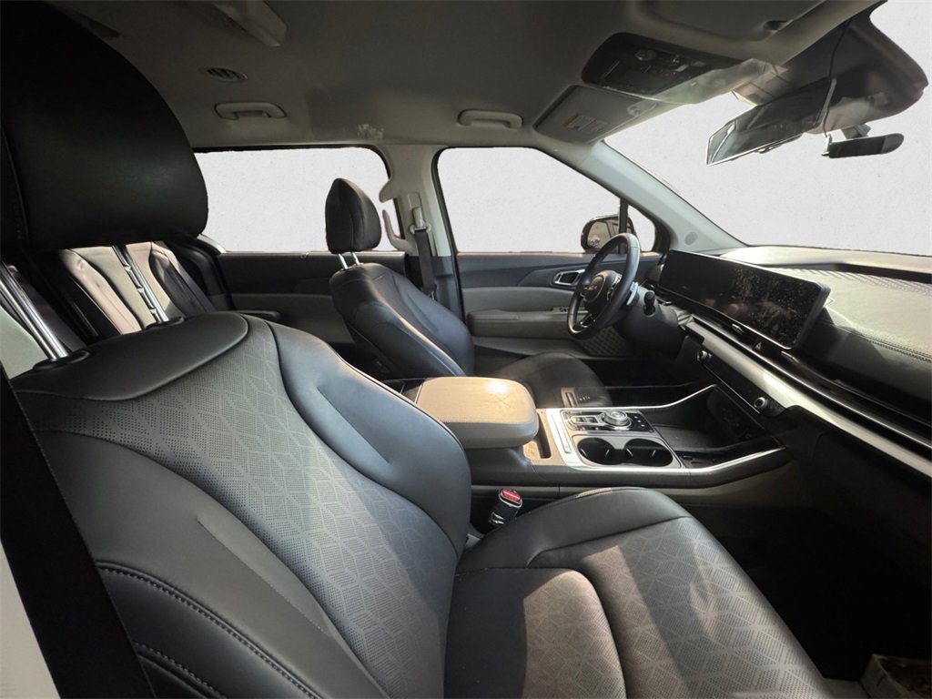 Used 2025 Kia Carnival EX image 10