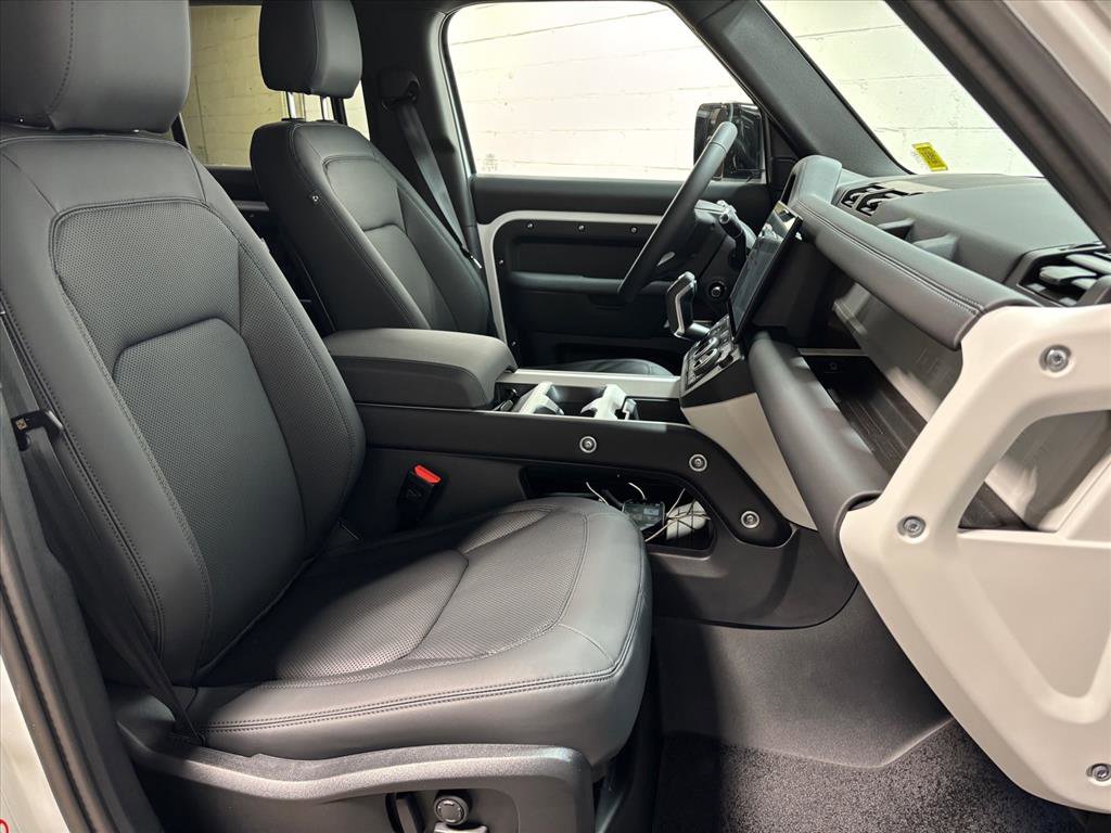 Used 2026 Land Rover Defender 110 X-Dynamic SE image 32