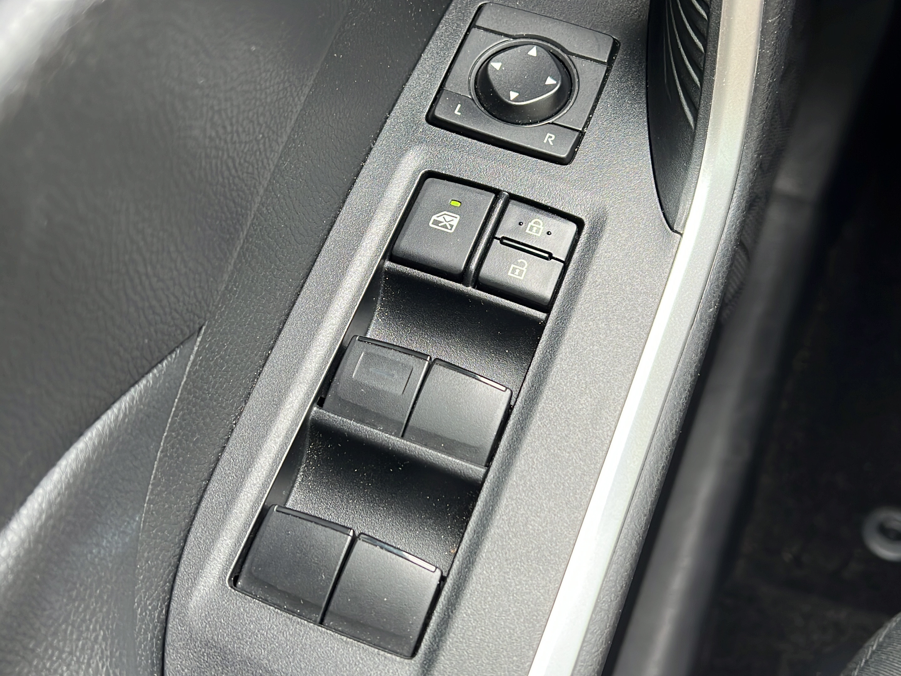 Used 2020 Toyota RAV4 LE FWD image 21