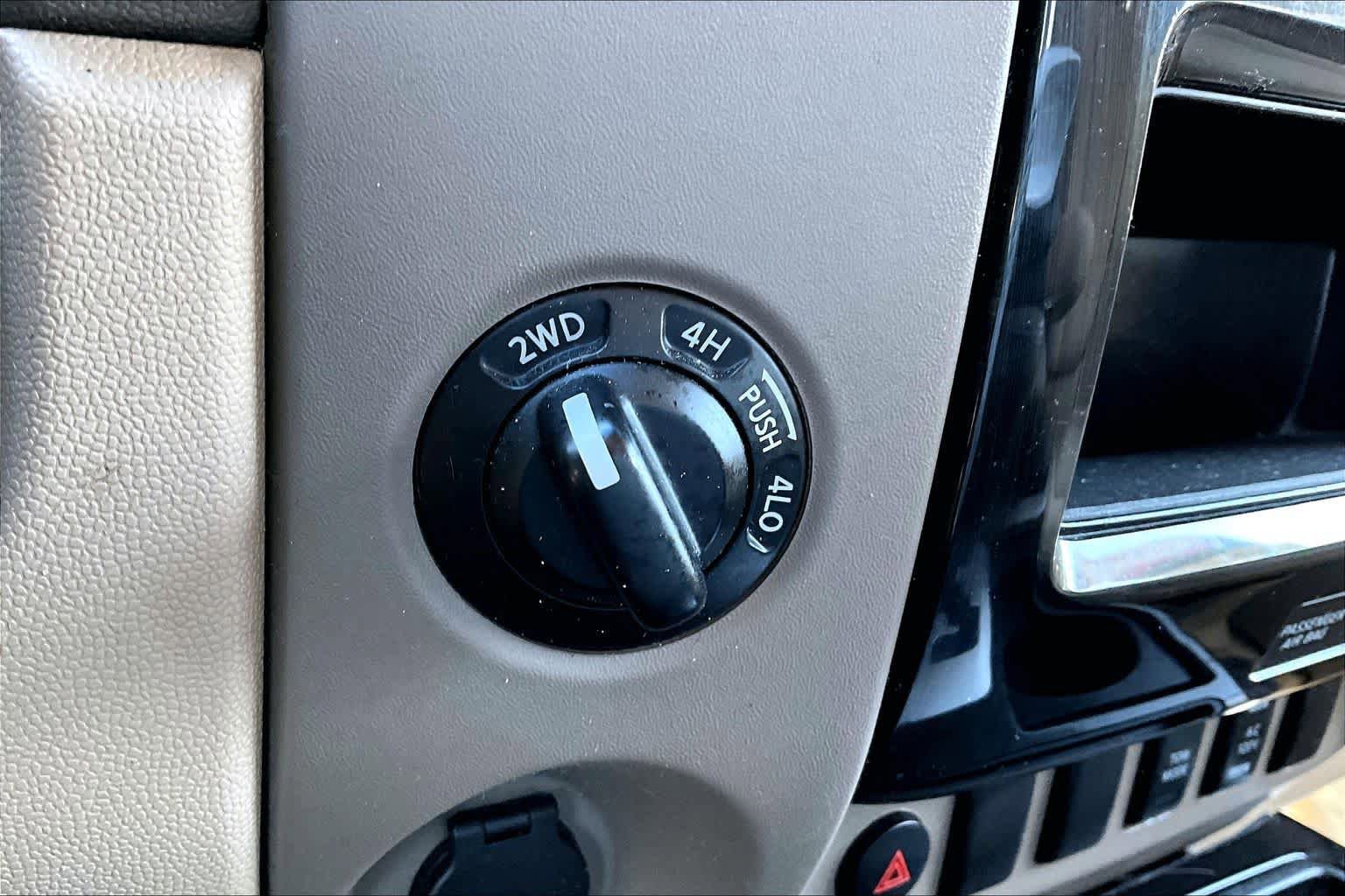Used 2014 Nissan Titan SV w/ SV Premium Utility Package AWD/4WD image 33