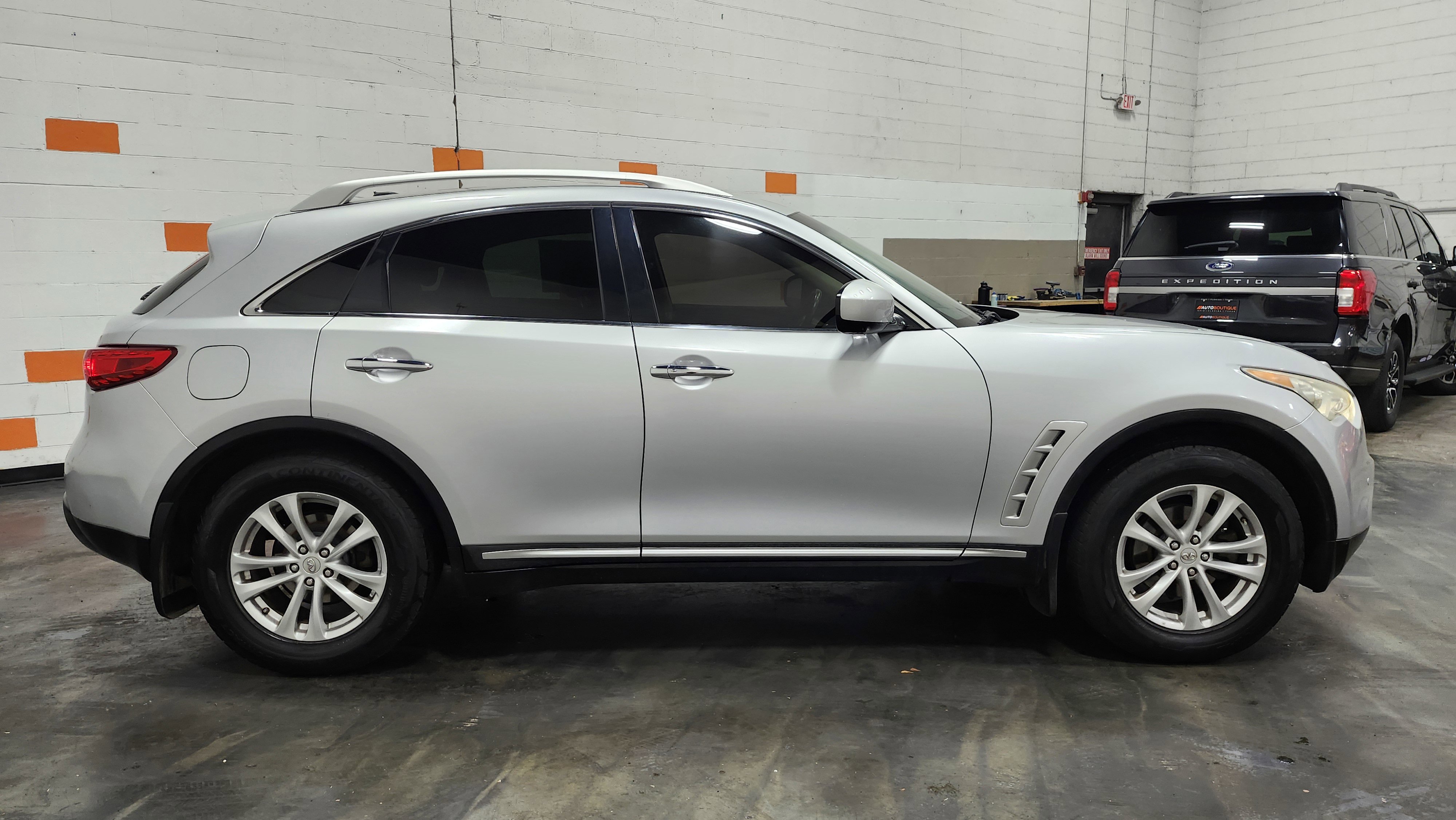 Used 2011 INFINITI FX35 AWD w/ Premium Pkg image 19