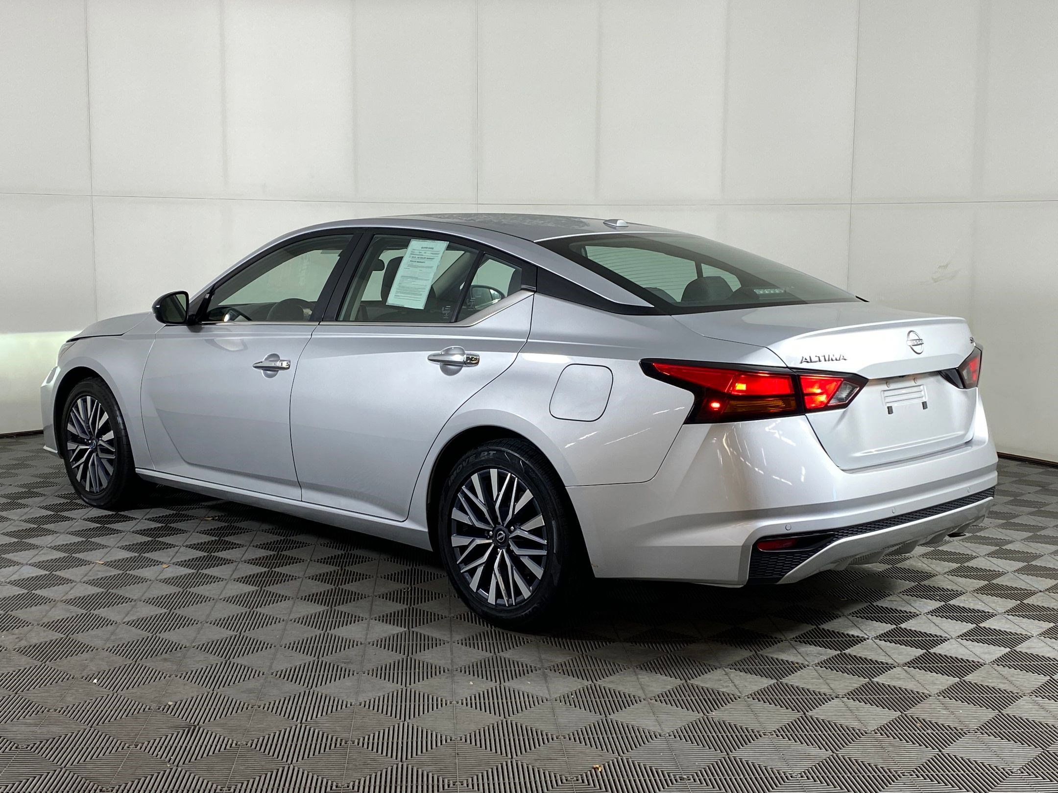 Used 2024 Nissan Altima 2.5 SV image 3