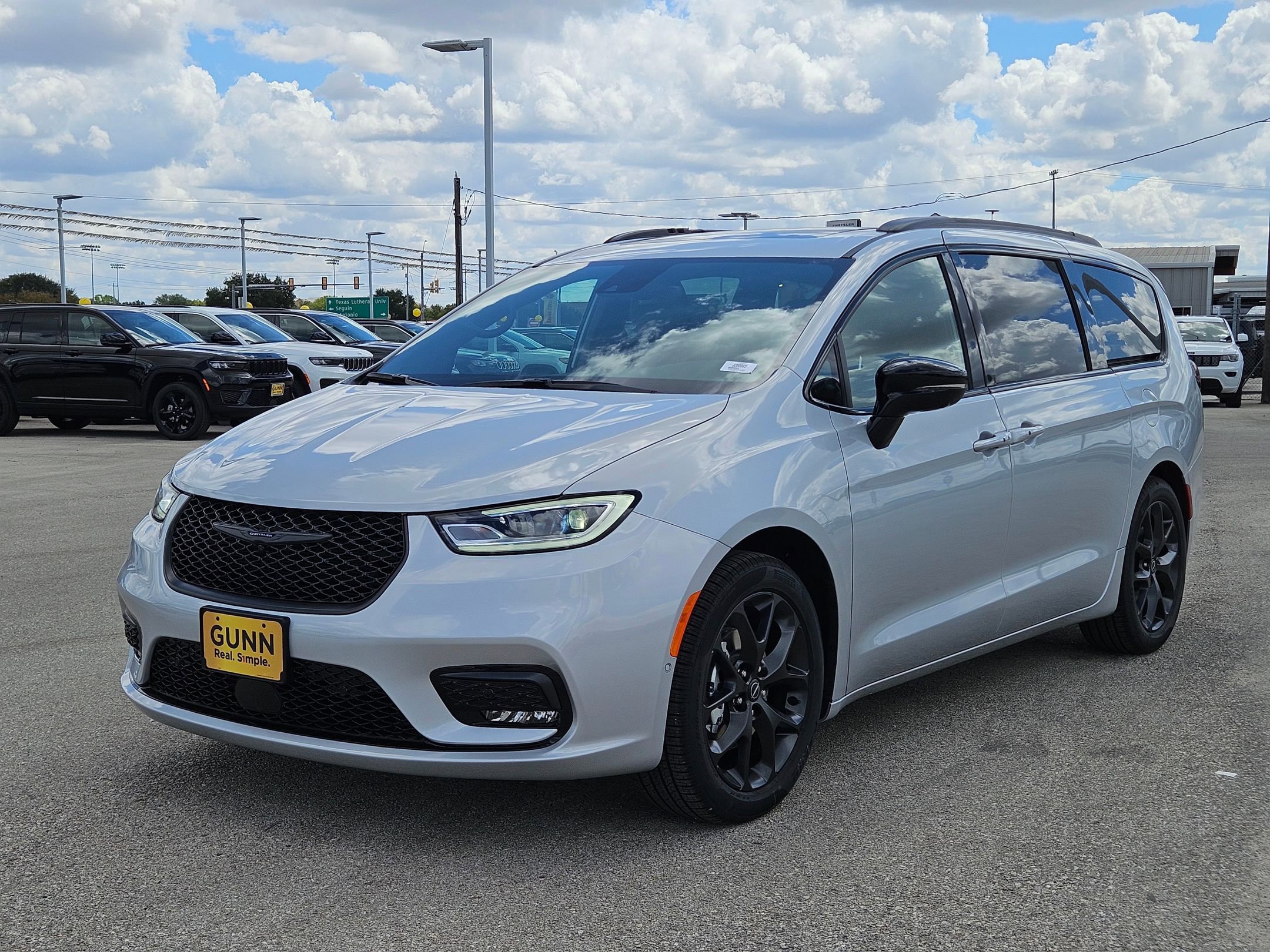 New 2026 Chrysler Pacifica Limited w/ Uconnect Theater Family Group image 7