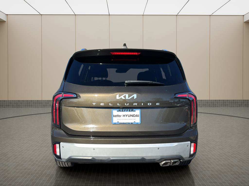 Used 2024 Kia Telluride EX w/ EX Captain's Chair Package image 4