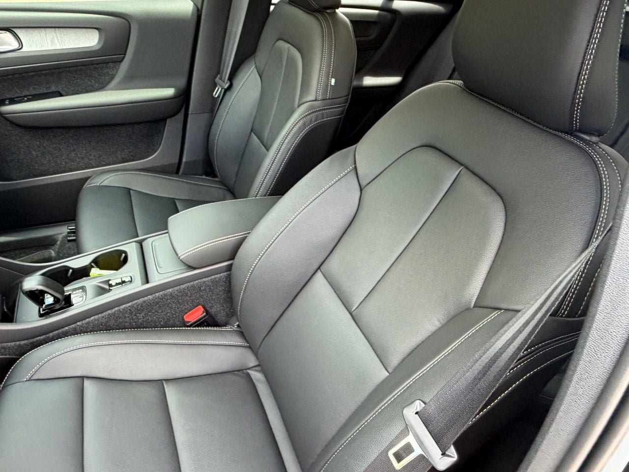 New 2026 Volvo XC40 B4 Core w/ Climate Package FWD image 20