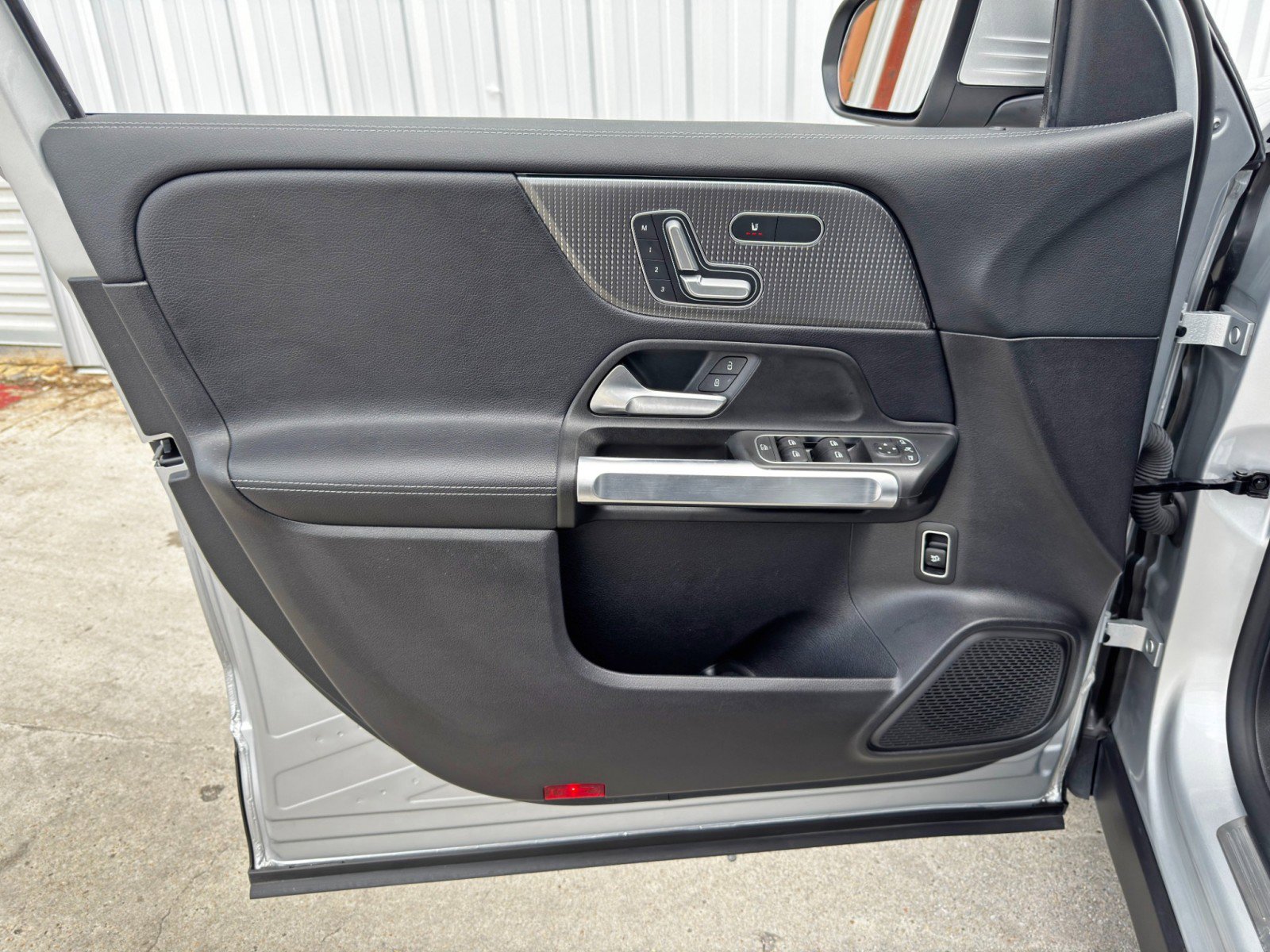 Used 2021 Mercedes-Benz GLB 250 4MATIC w/ Premium Package image 41