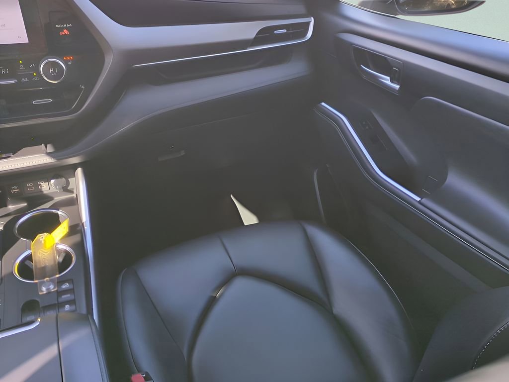 Certified 2024 Toyota Highlander XLE image 16