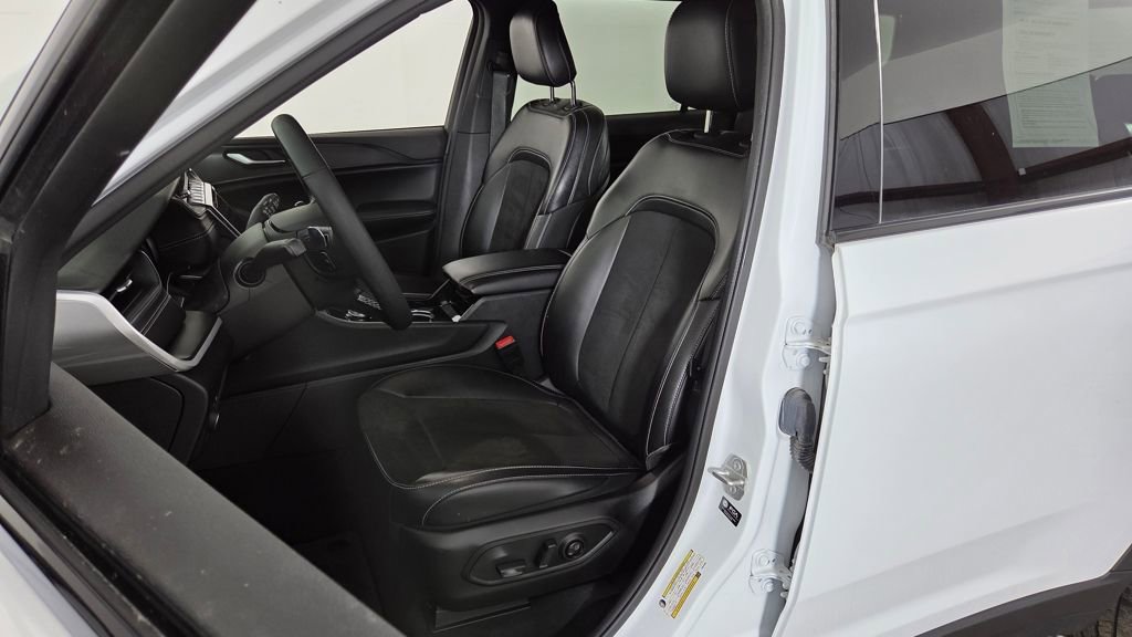 Used 2023 Jeep Grand Cherokee L Laredo image 16