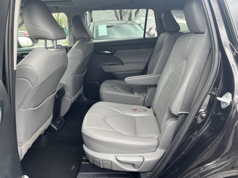 Used 2021 Toyota Highlander XLE image 28