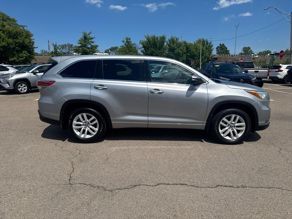 Used 2016 Toyota Highlander LE AWD/4WD image 9