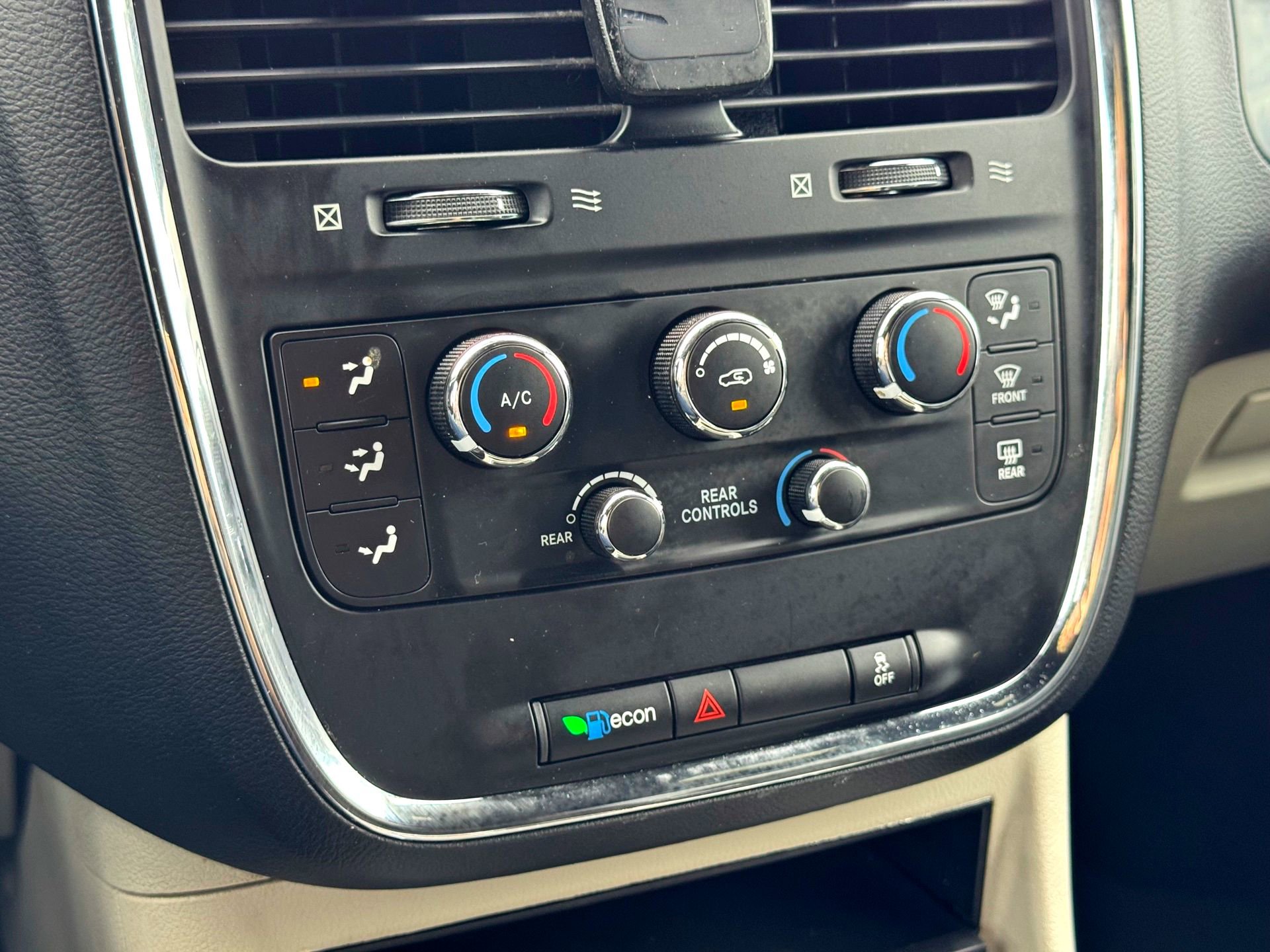 Used 2018 Dodge Grand Caravan SXT image 27