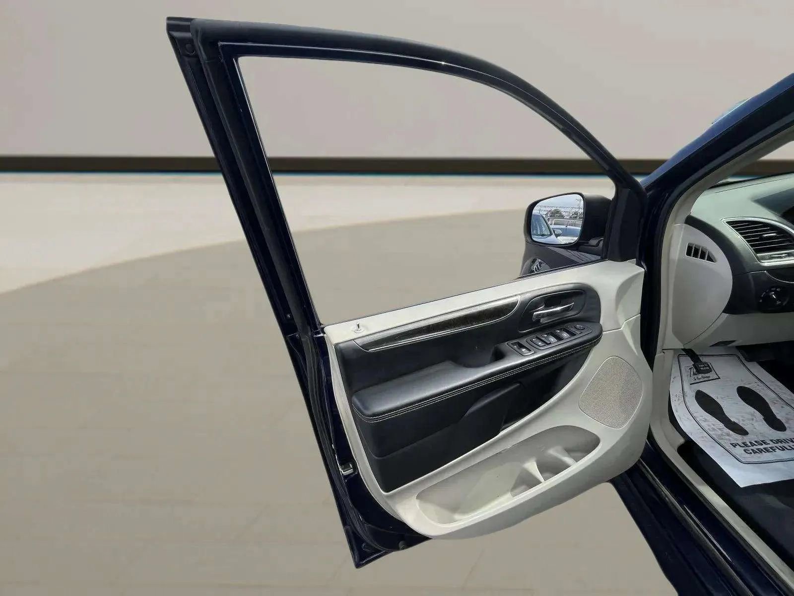 Used 2014 Chrysler Town & Country Touring image 11