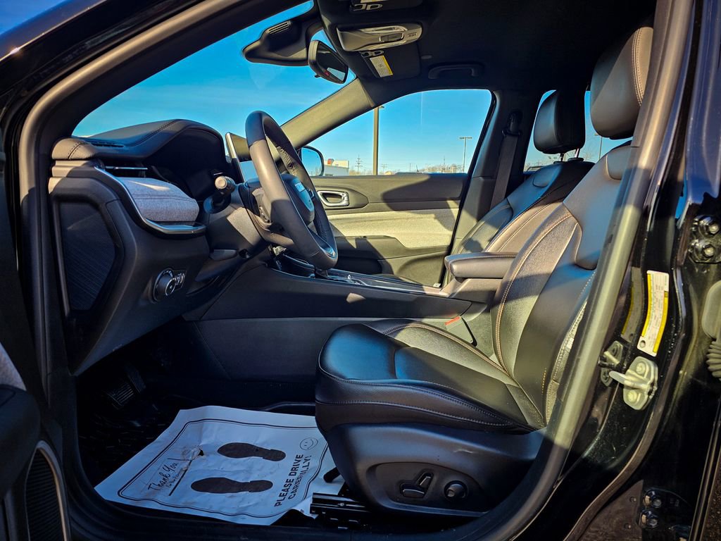 Used 2024 Jeep Compass Latitude image 11