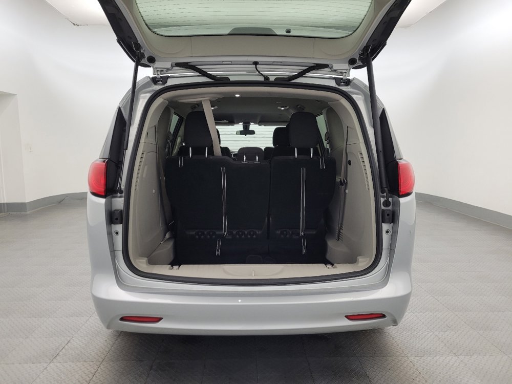 Used 2022 Chrysler Voyager LX image 29