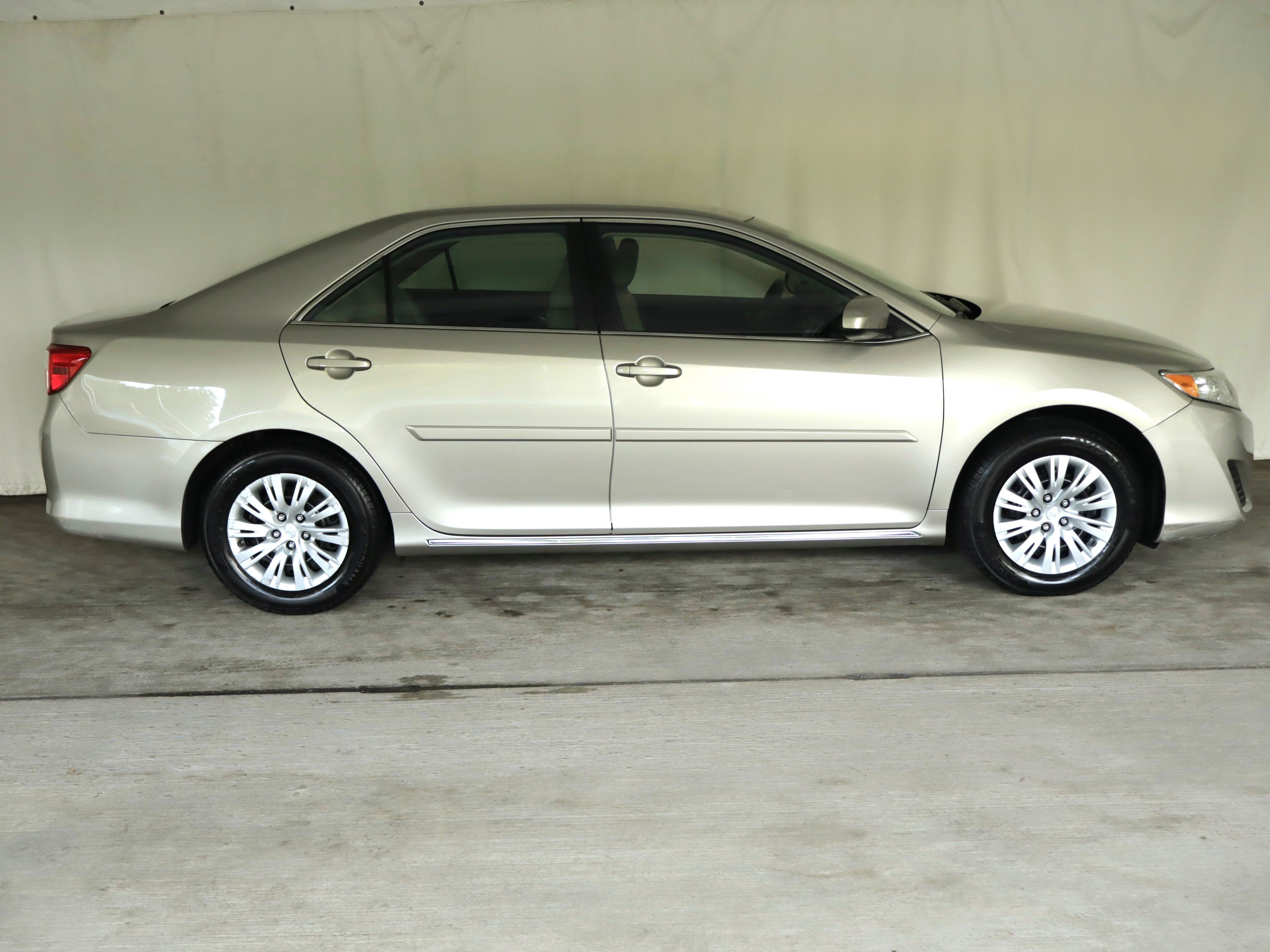 Used 2014 Toyota Camry FWD image 4