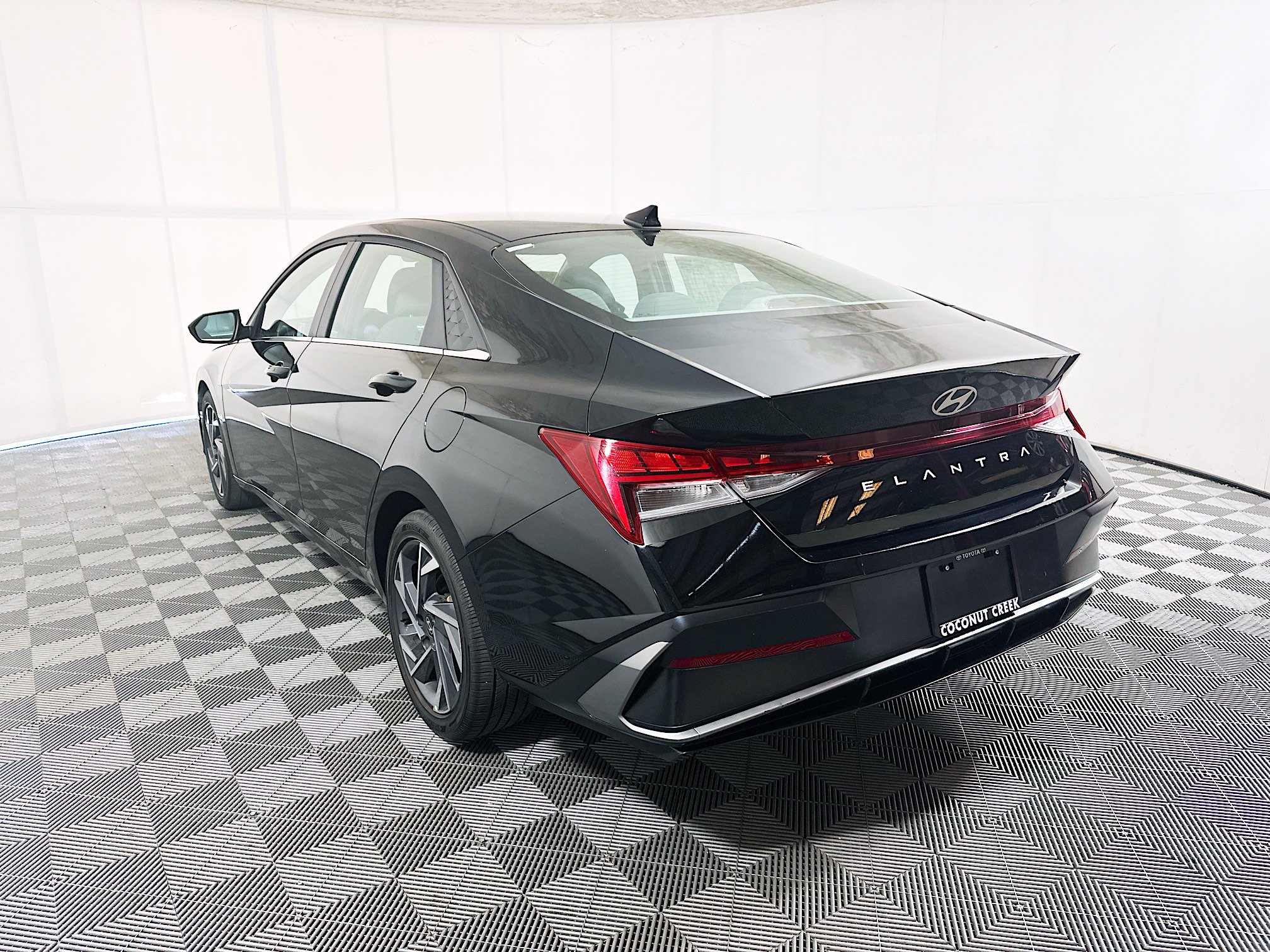 Used 2025 Hyundai Elantra SEL FWD image 5