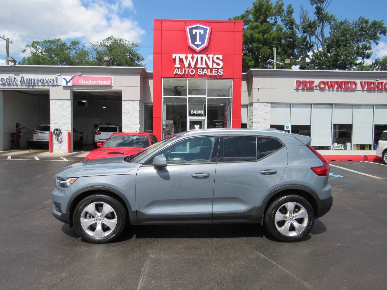 Used 2021 Volvo XC40 T5 Momentum image 1