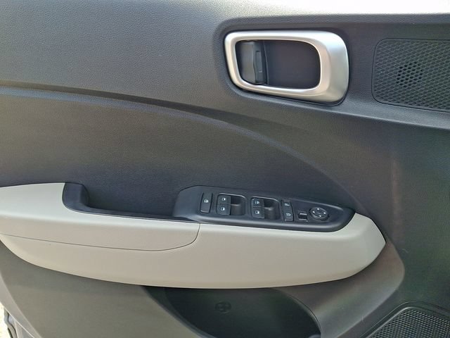 Used 2022 Hyundai Venue SEL FWD image 12