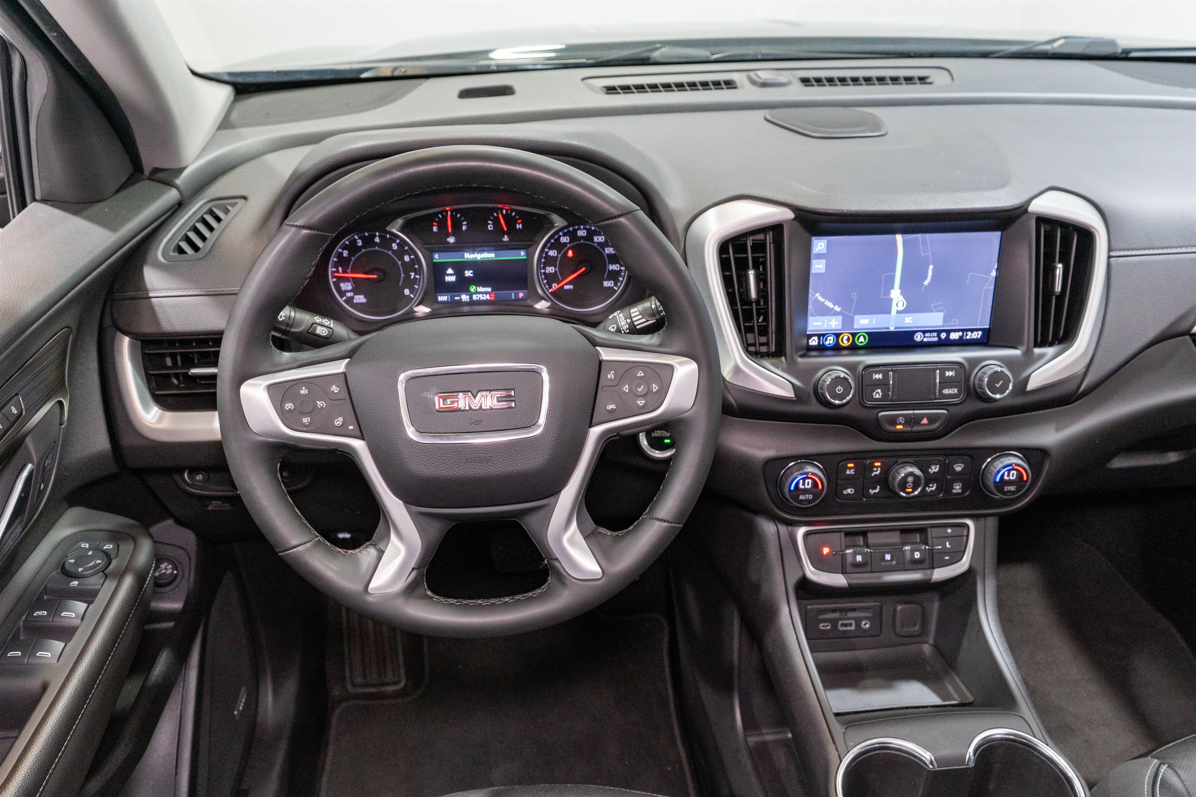 Used 2024 GMC Terrain SLT w/ Infotainment Package II FWD image 11