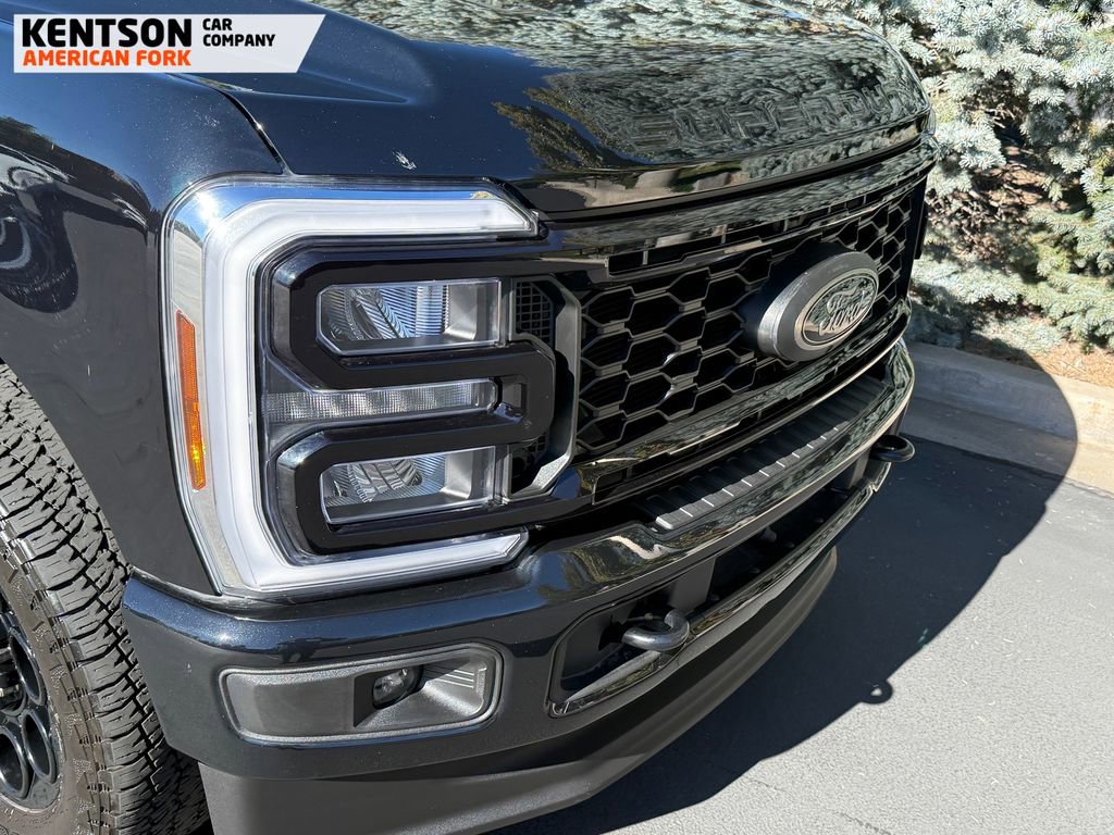 Used 2025 Ford F350 Lariat w/ Black Appearance Package image 15