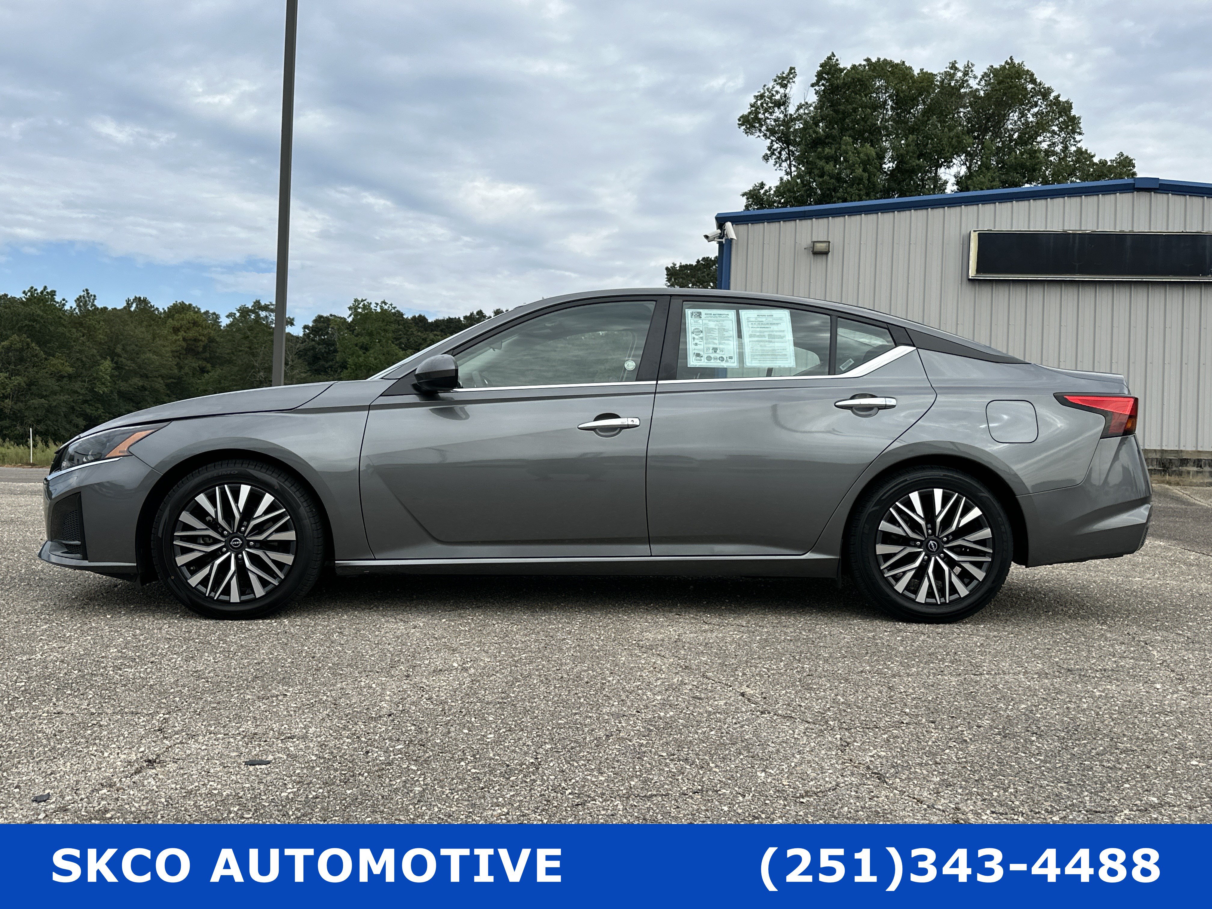 Used 2023 Nissan Altima 2.5 SV FWD image 2