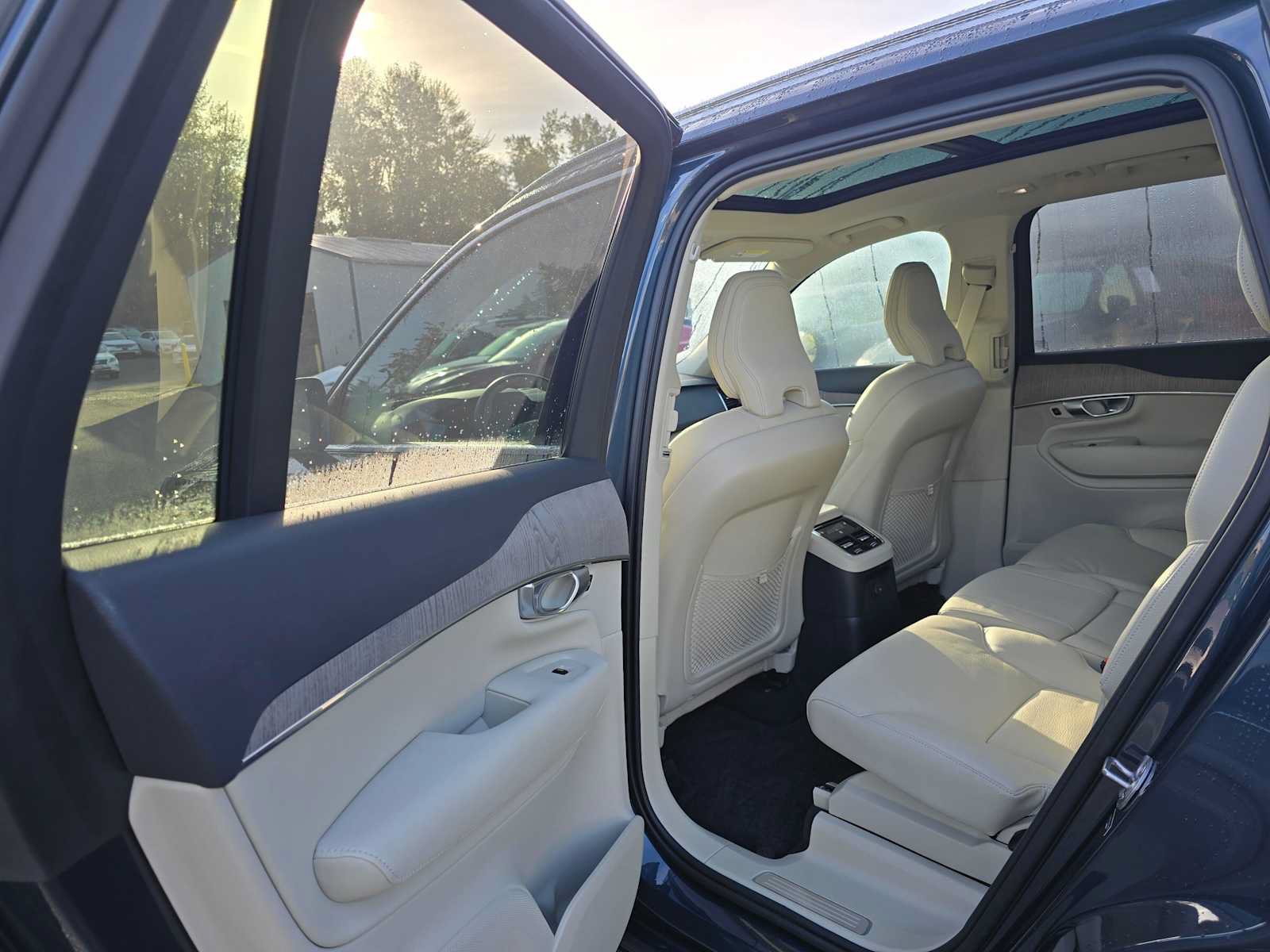 Certified 2024 Volvo XC90 T8 Plus w/ Protection Package Premier AWD/4WD image 17