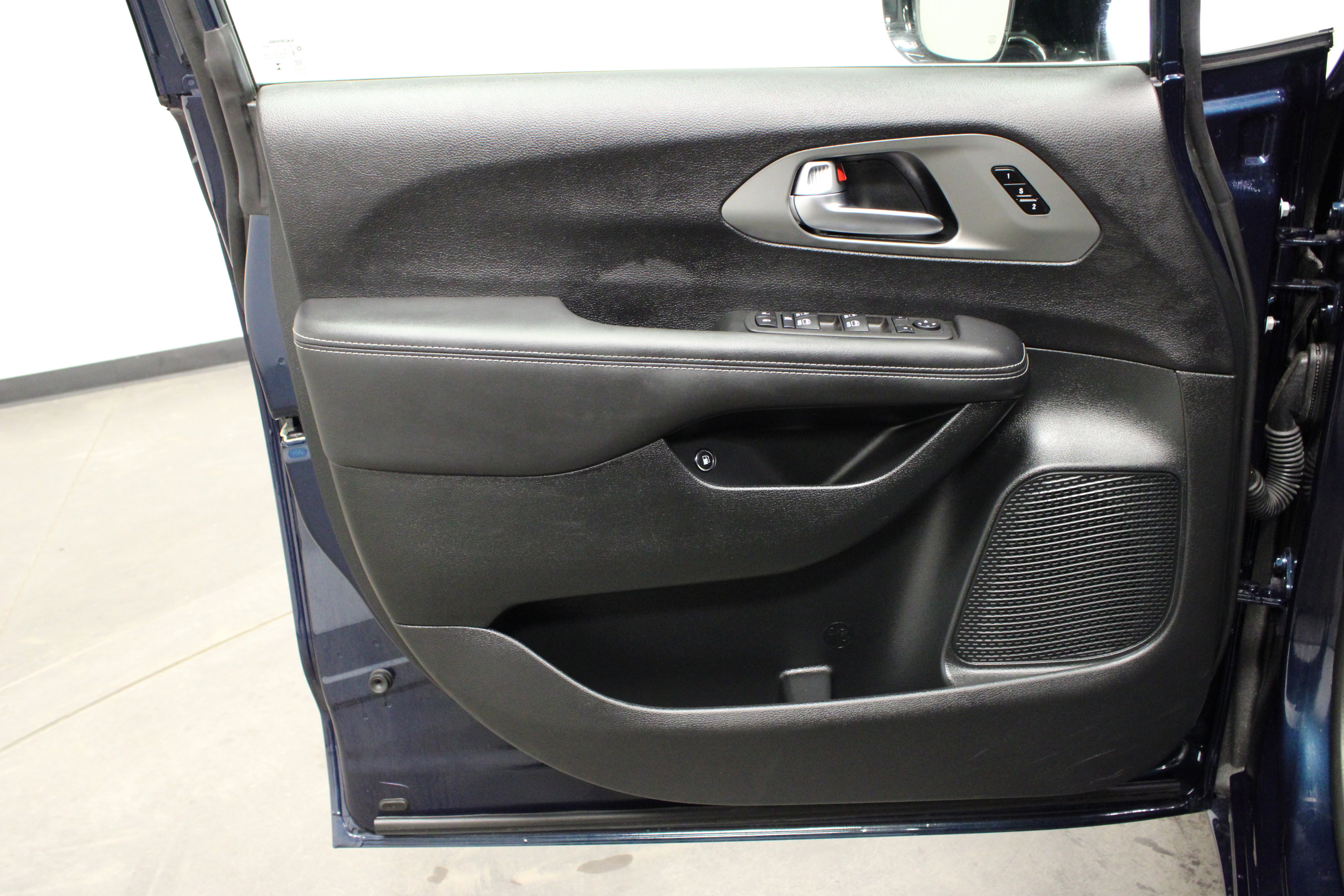 Used 2025 Chrysler Pacifica Select image 19