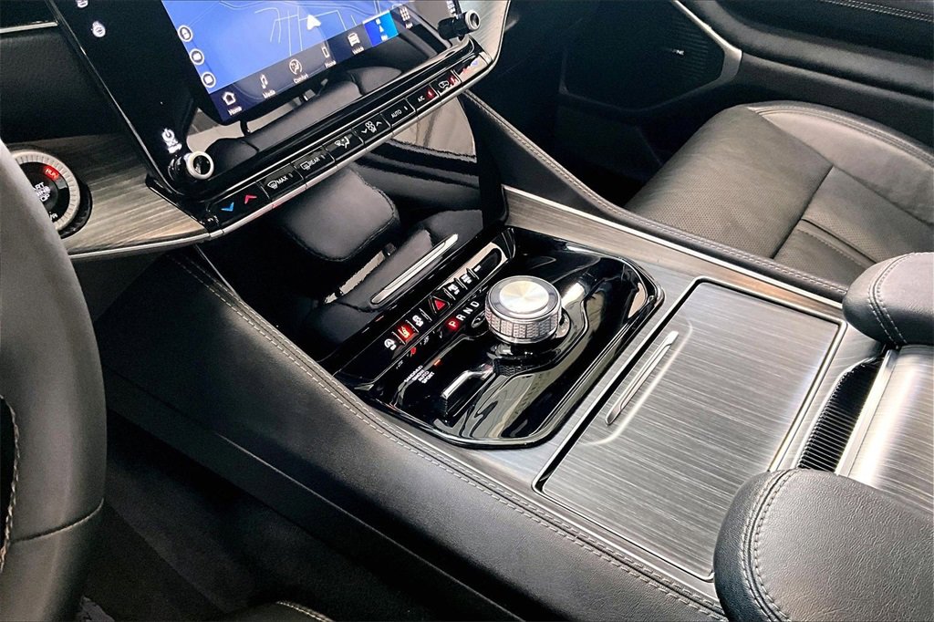 Used 2024 Jeep Wagoneer L Series II w/ Flexible Seating Group image 17