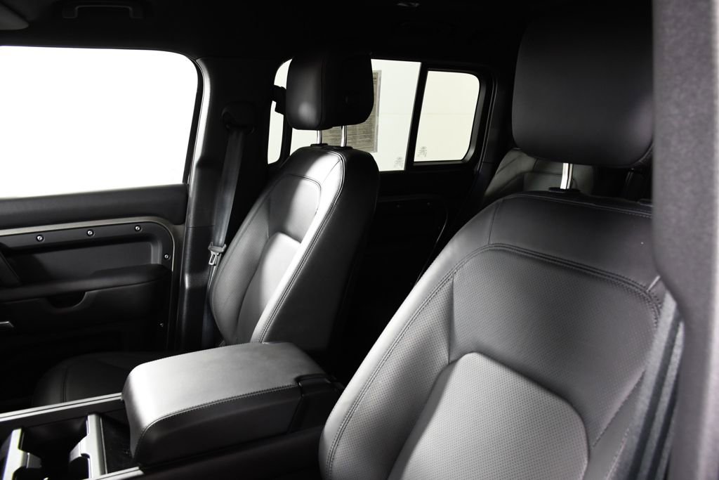 Used 2025 Land Rover Defender 130 X-Dynamic SE image 17