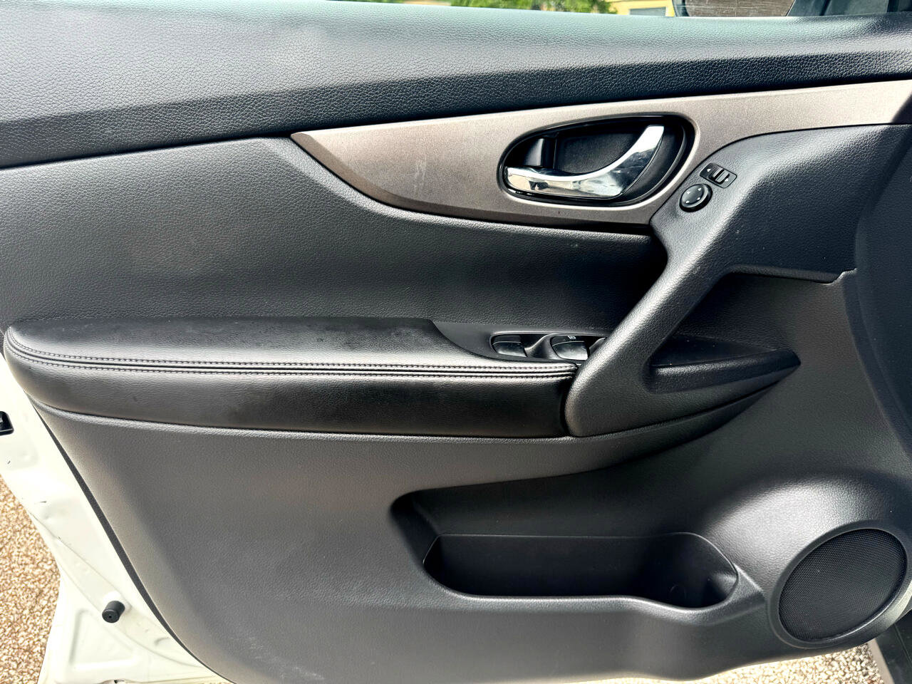 Used 2015 Nissan Rogue S image 18