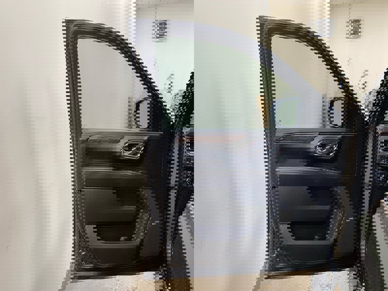 Used 2021 Chevrolet Tahoe Z71 w/ Z71 Signature Package image 16