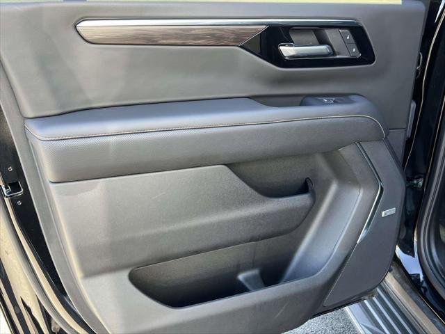 Used 2025 Chevrolet Suburban Premier AWD/4WD image 11